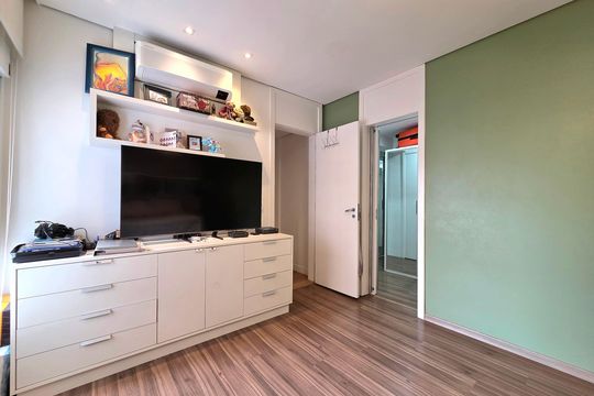 Comprar apartamento mobiliado com 2 quartos, piscina e academia no condomínio. — Suíte 1