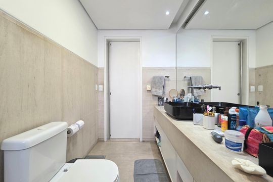 Comprar apartamento mobiliado com 2 quartos, piscina e academia no condomínio. — Banheiro da Suíte 1