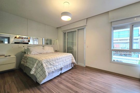 Comprar apartamento mobiliado com 2 quartos, piscina e academia no condomínio. — Suíte 1