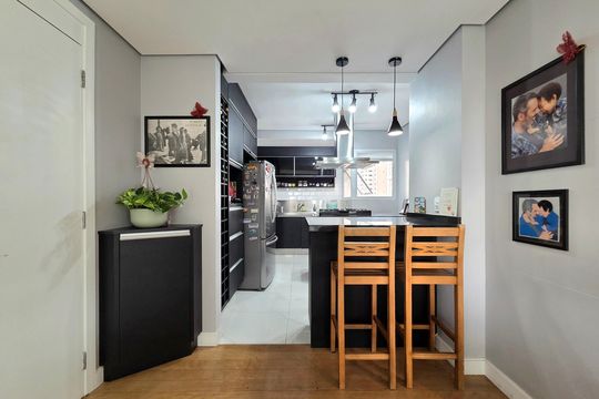 Comprar apartamento mobiliado com 2 quartos, piscina e academia no condomínio. — Cozinha