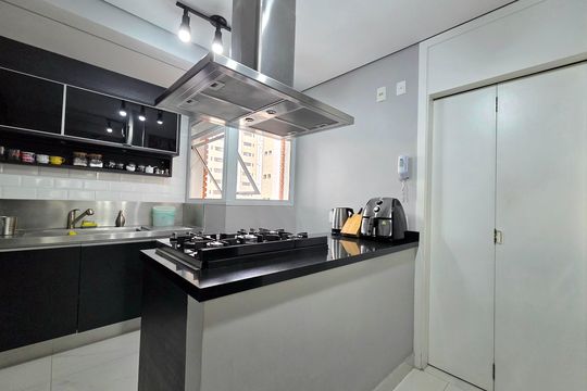 Comprar apartamento mobiliado com 2 quartos, piscina e academia no condomínio. — Cozinha