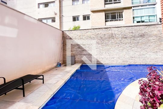 Comprar apartamento mobiliado com 2 quartos, piscina e academia no condomínio. — Área comum - Piscina