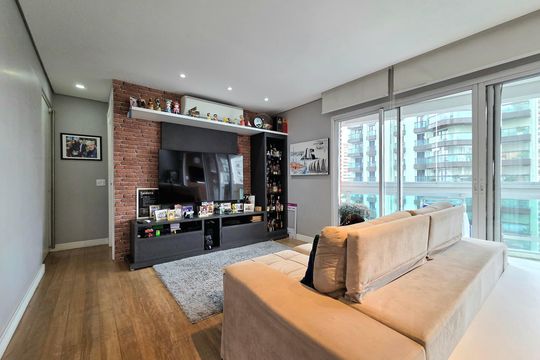 Comprar apartamento mobiliado com 2 quartos, piscina e academia no condomínio. — Sala