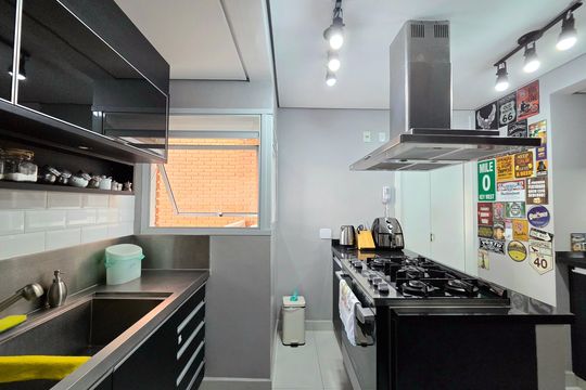 Comprar apartamento mobiliado com 2 quartos, piscina e academia no condomínio. — Cozinha