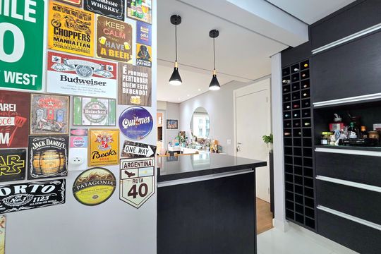 Comprar apartamento mobiliado com 2 quartos, piscina e academia no condomínio. — Cozinha