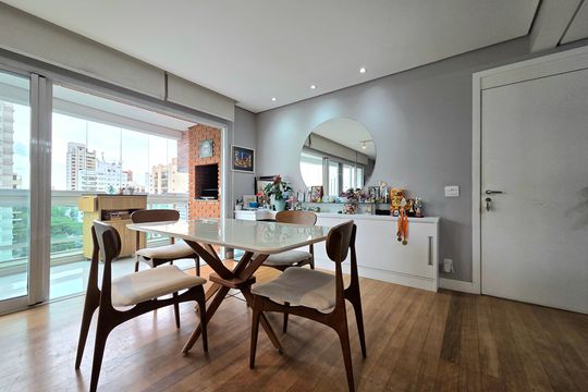 Comprar apartamento mobiliado com 2 quartos, piscina e academia no condomínio. — Sala