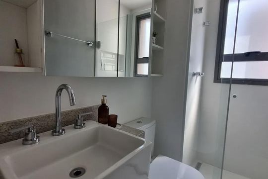 Venda de apartamento mobiliado com 2 quartos. — Banheiro