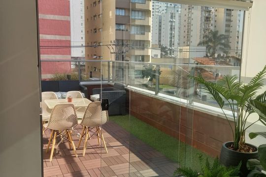 Venda de apartamento mobiliado com 2 quartos. — Varanda