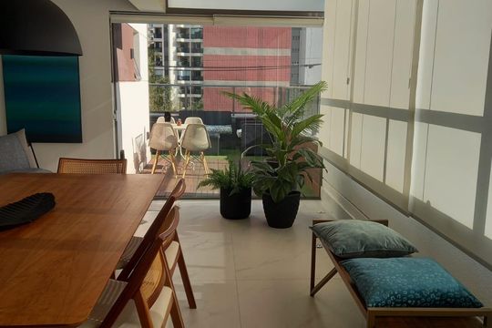 Venda de apartamento mobiliado com 2 quartos. — Varanda