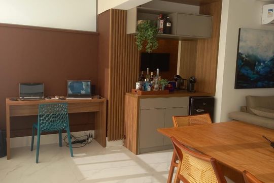 Venda de apartamento mobiliado com 2 quartos. — Sala