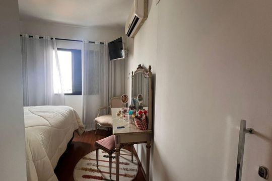Comprar apartamento na Vila Madalena com 2 quartos. — Quarto