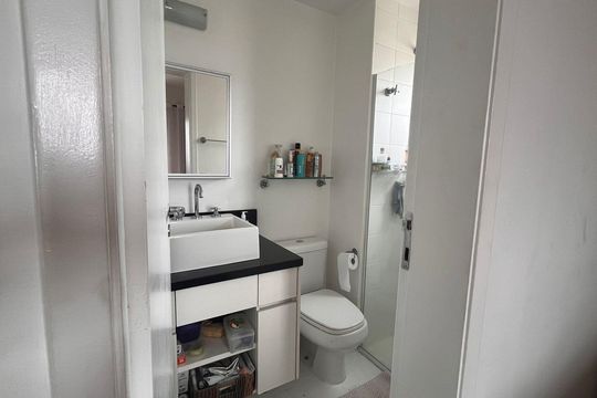 Comprar apartamento na Vila Madalena com 2 quartos. — Banheiro