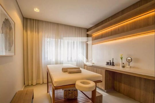 Comprar apartamento na Vila Olímpia com 2 suítes e piscina no condomínio. — Spa