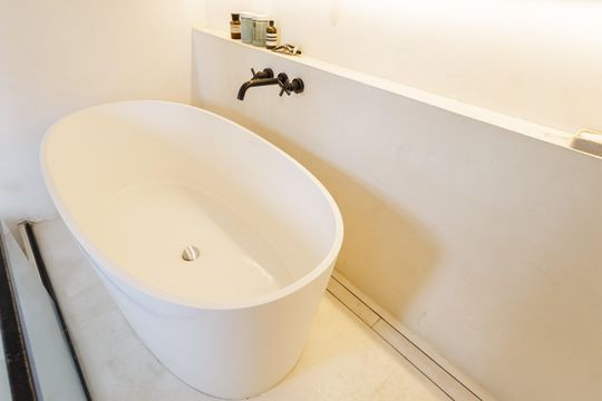 Comprar apartamento na Vila Olímpia com 2 suítes e piscina no condomínio. — Banheiro da Suíte 2