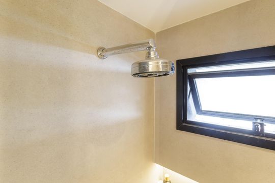 Comprar apartamento na Vila Olímpia com 2 suítes e piscina no condomínio. — Banheiro da Suíte 1