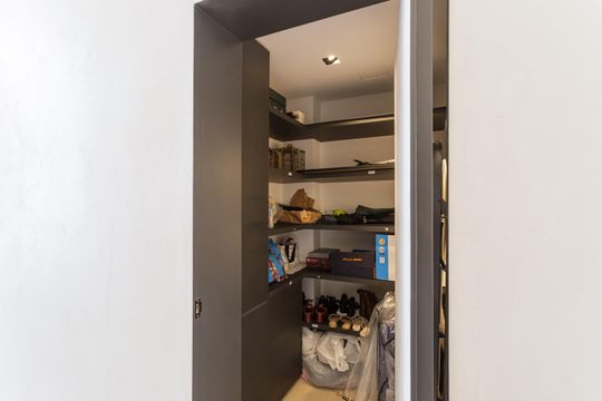 Comprar apartamento na Vila Olímpia com 2 suítes e piscina no condomínio. — Despensa