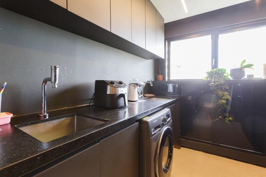 Comprar apartamento na Vila Olímpia com 2 suítes e piscina no condomínio. — Área de Serviço