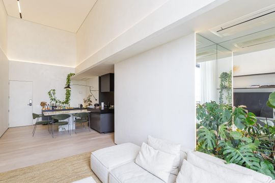 Comprar apartamento na Vila Olímpia com 2 suítes e piscina no condomínio. — Sala