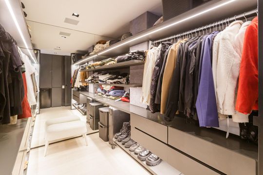 Comprar apartamento na Vila Olímpia com 2 suítes e piscina no condomínio. — Closet da suíte 2