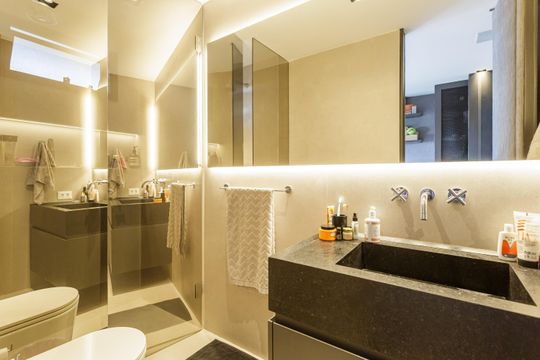 Comprar apartamento na Vila Olímpia com 2 suítes e piscina no condomínio. — Banheiro da Suíte 1