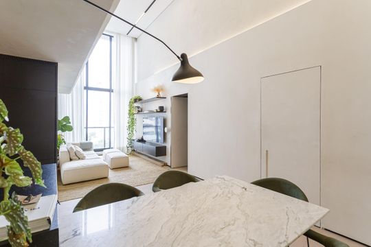 Comprar apartamento na Vila Olímpia com 2 suítes e piscina no condomínio. — Sala