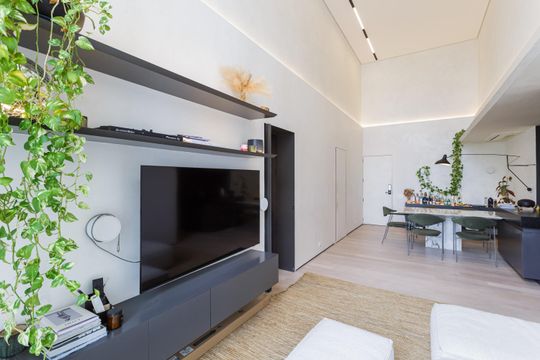 Comprar apartamento na Vila Olímpia com 2 suítes e piscina no condomínio. — Sala