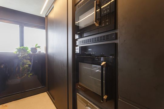 Comprar apartamento na Vila Olímpia com 2 suítes e piscina no condomínio. — Área de Serviço