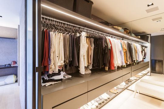 Comprar apartamento na Vila Olímpia com 2 suítes e piscina no condomínio. — Closet da suíte 2
