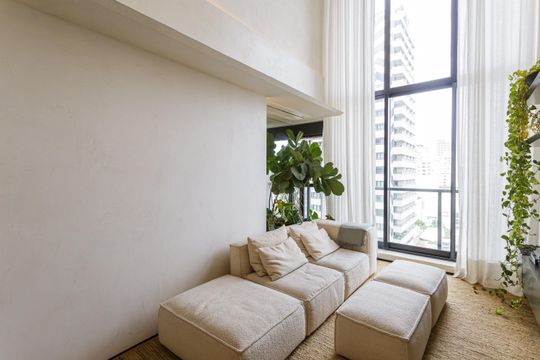 Comprar apartamento na Vila Olímpia com 2 suítes e piscina no condomínio. — Sala