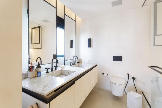Comprar apartamento na Vila Olímpia com 2 suítes e piscina no condomínio. — Banheiro da Suíte 2