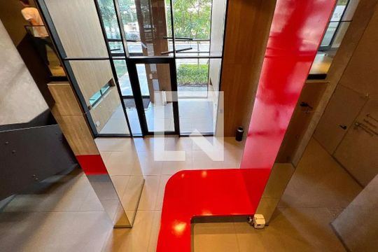 Comprar apartamento na Vila Olímpia com 2 suítes e piscina no condomínio. — Hall social