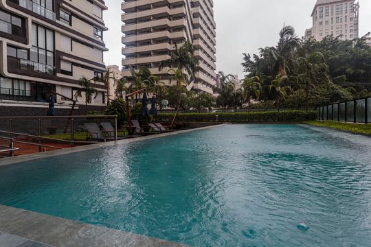 Comprar apartamento na Vila Olímpia com 2 suítes e piscina no condomínio. — Área comum - Piscina