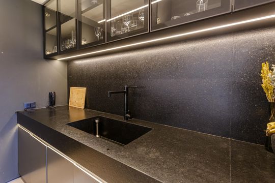 Comprar apartamento na Vila Olímpia com 2 suítes e piscina no condomínio. — Cozinha