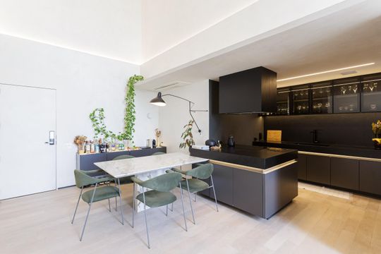 Comprar apartamento na Vila Olímpia com 2 suítes e piscina no condomínio. — Sala