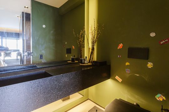 Comprar apartamento na Vila Olímpia com 2 suítes e piscina no condomínio. — Lavabo