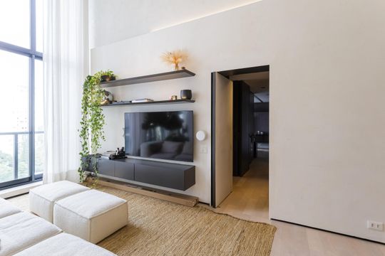 Comprar apartamento na Vila Olímpia com 2 suítes e piscina no condomínio. — Sala