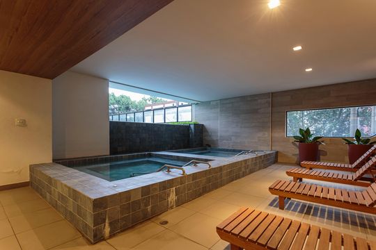 Comprar apartamento na Vila Olímpia com 2 suítes e piscina no condomínio. — Piscina Coberta