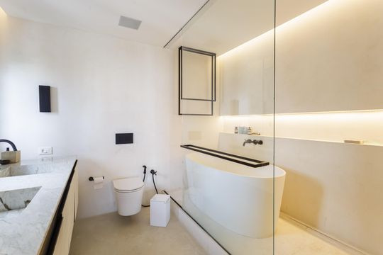 Comprar apartamento na Vila Olímpia com 2 suítes e piscina no condomínio. — Banheiro da Suíte 2