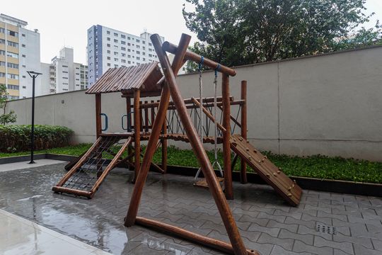 Comprar apartamento na Vila Olímpia com 2 suítes e piscina no condomínio. — Área comum - Playground