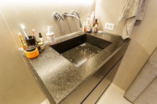 Comprar apartamento na Vila Olímpia com 2 suítes e piscina no condomínio. — Banheiro da Suíte 1