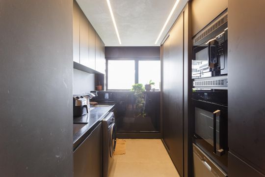 Comprar apartamento na Vila Olímpia com 2 suítes e piscina no condomínio. — Área de Serviço