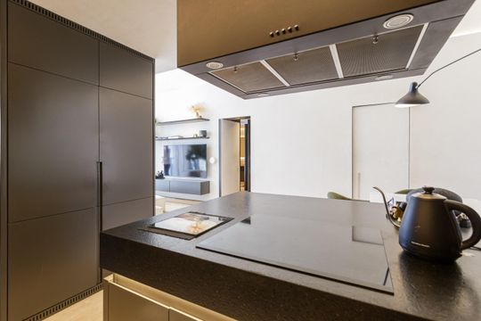 Comprar apartamento na Vila Olímpia com 2 suítes e piscina no condomínio. — Cozinha