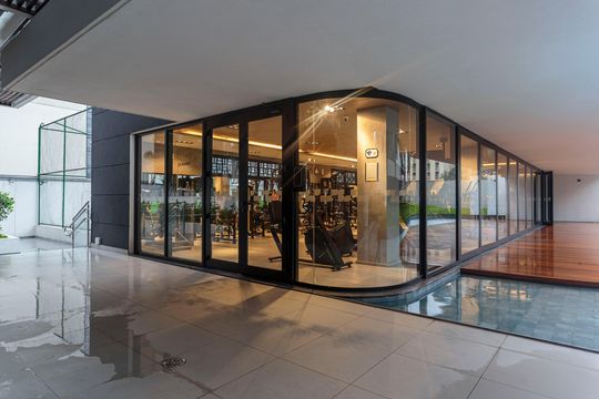 Comprar apartamento na Vila Olímpia com 2 suítes e piscina no condomínio. — Área comum - Academia