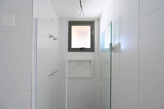Apartamento na Vila Clementino com 2 quartos, varanda e piscina no condomínio. Excelente compra! — Banheiro da Suíte