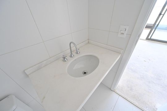 Apartamento na Vila Clementino com 2 quartos, varanda e piscina no condomínio. Excelente compra! — Banheiro Social
