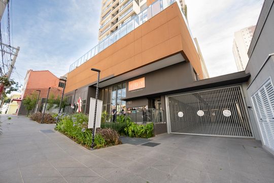 Apartamento na Vila Clementino com 2 quartos, varanda e piscina no condomínio. Excelente compra! — Fachada