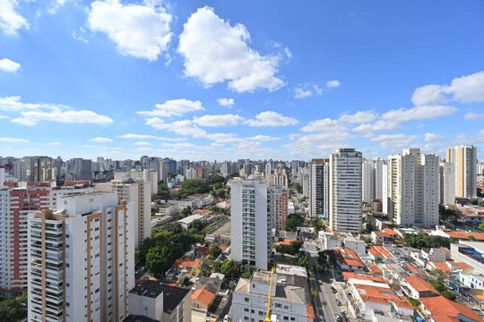 Apartamento na Vila Clementino com 2 quartos, varanda e piscina no condomínio. Excelente compra! — Vista da Varanda