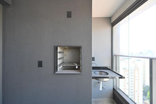 Apartamento na Vila Clementino com 2 quartos, varanda e piscina no condomínio. Excelente compra! — Varanda