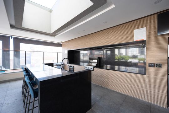 Apartamento na Vila Clementino com 2 quartos, varanda e piscina no condomínio. Excelente compra! — Churrasqueira