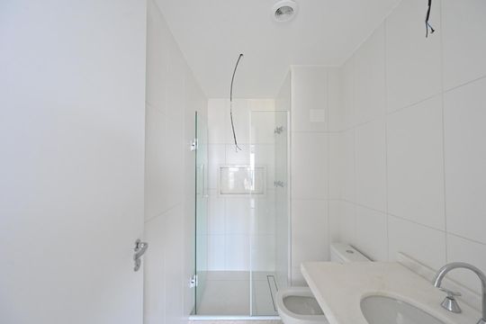 Apartamento na Vila Clementino com 2 quartos, varanda e piscina no condomínio. Excelente compra! — Banheiro Social